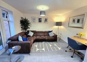 TV - Fielding House*Sleeps 5*Parking (Newport)