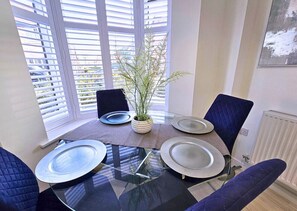 Dining - Fielding House*Sleeps 5*Parking (Newport)