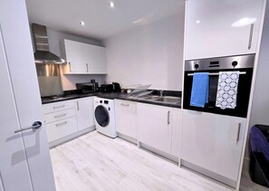 Fridge, microwave, oven, stovetop - Fielding House*Sleeps 5*Parking (Newport)