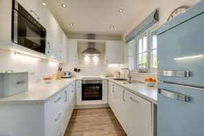Fridge, microwave, oven, stovetop - Bumblebee Cottage -  a cottage that sleeps 4 guests  in 2 bedrooms (Filey)