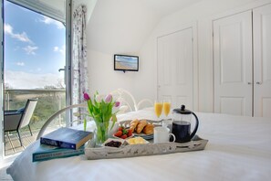 2 bedrooms, iron/ironing board, free WiFi, bed sheets - Bumblebee Cottage -  a cottage that sleeps 4 guests  in 2 bedrooms (Filey)