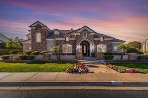 Exterior - Designer Oasis: Private Pool, Spa & Chef's Kitchen (Mesa)