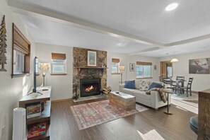 Smart TV, fireplace - New Listing! "Boomtown Bungalow"! In Town off Main Street, 2 Bed, 2 bath Close to 2 Chairlifts! (Red River)