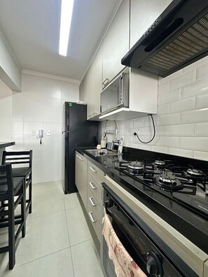 Microondas, horno, placa de cocina