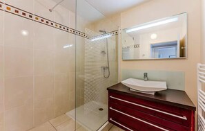 Shower, hair dryer - 1 bedroom beautiful apartment in Arcachon (Arcachon)