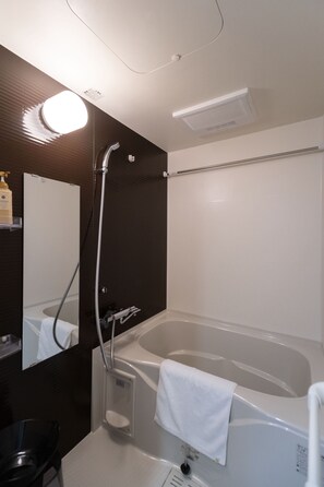 Familien-Suite, Stadtblick | Badezimmer | Haartrockner, Handtücher, Shampoo, Toilettenpapier
