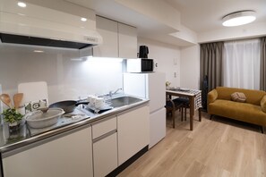 Departamento estándar, vista a la ciudad | Cocina privada | Refrigerador con congelador y microondas 