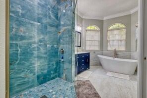 Shower, hair dryer, towels - Wischis Florida Home - Paradise Dream (Cape Coral)