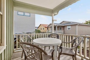 Outdoor dining - Starfish Oasis by Brunswick Vacation Rentals: Beachy 4BR Retreat w/ Decks & Yard (Sunset Beach)