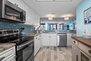 Private kitchen - Wind Drift 703 SE Gulf-Front Boater's Escape (Orange Beach)