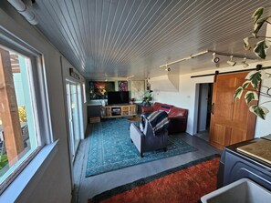 Smart TV - Charming 2-Bedroom Waterfront Cottage (Port Orchard)