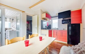 Fridge, microwave, stovetop, coffee/tea maker - 2 bedroom gorgeous (sta)caravan in Cancale (Cancale)