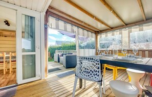 Outdoor dining - 2 bedroom gorgeous (sta)caravan in Cancale (Cancale)