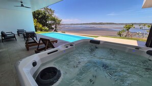 A hot tub with a view of the beach and ocean. - Stunning seaside villa with jacuzzi (Boca Chica)