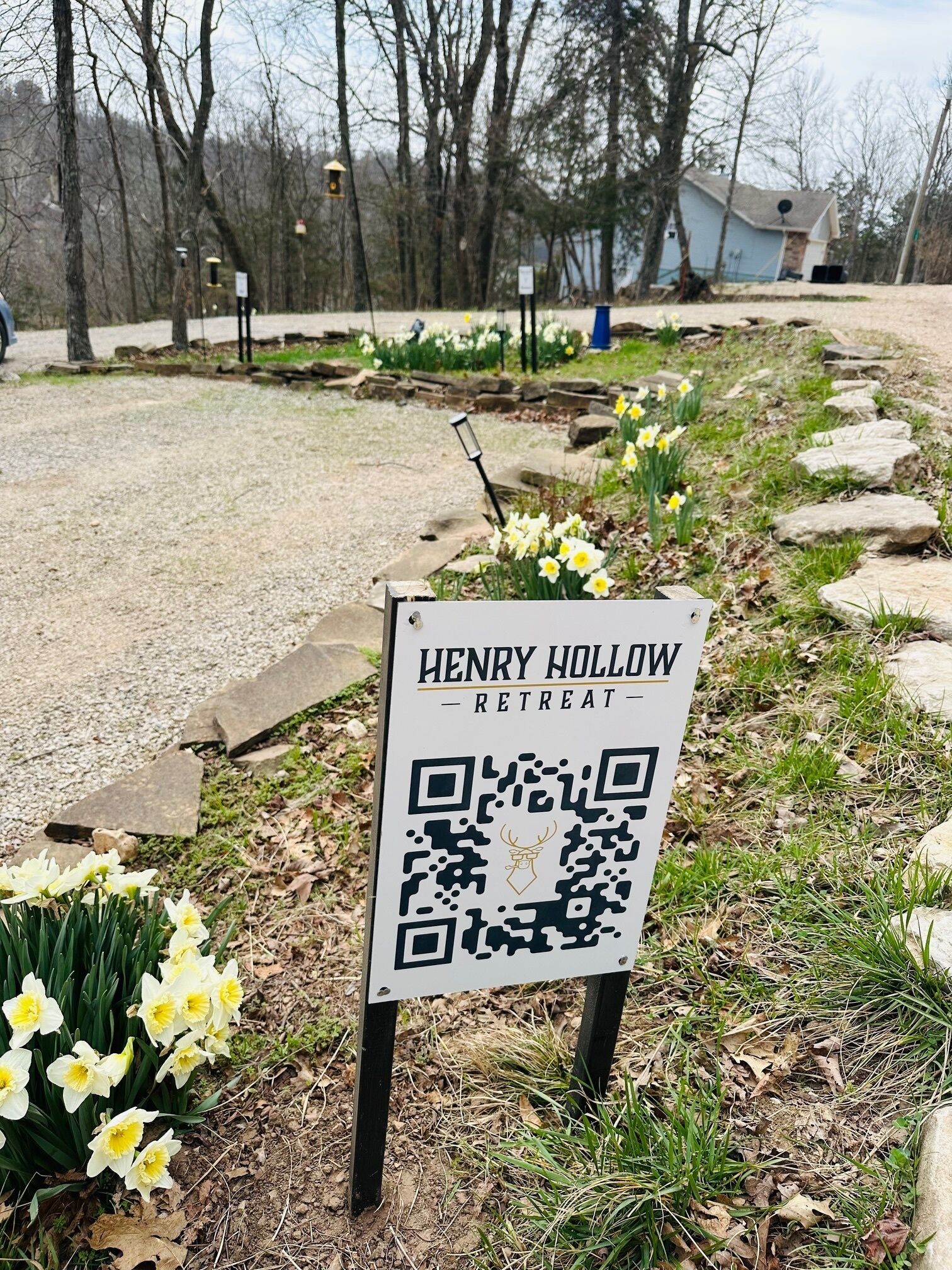 Une enseigne indiquant l’emplacement de Henry Hollow Retreat, avec un code QR.