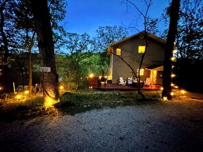 Terrace/patio - Lakefront w/ hot tub, firepit, BBQ, smoker, kitchen, patios, king bed, 1.5 bath (Eureka Springs)