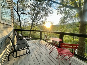 Property grounds - Lakefront w/ hot tub, firepit, BBQ, smoker, kitchen, patios, king bed, 1.5 bath (Eureka Springs)
