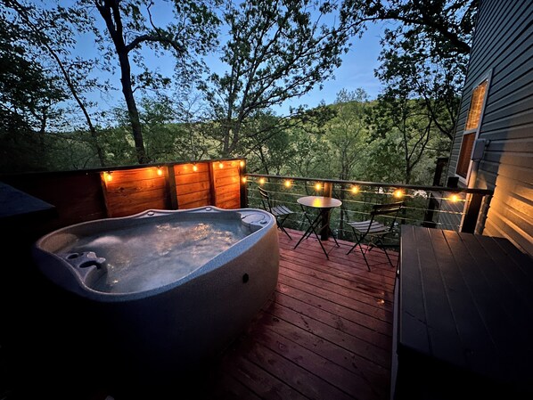 Terrace/patio - Lakefront w/ hot tub, firepit, BBQ, smoker, kitchen, patios, king bed, 1.5 bath (Eureka Springs)