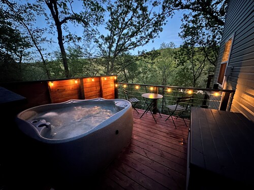 Lakefront w/ hot tub, firepit, BBQ, smoker, kitchen, patios, king bed, 1.5 bath