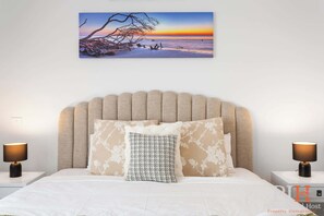 5 habitaciones, escritorio y tabla de planchar con plancha 