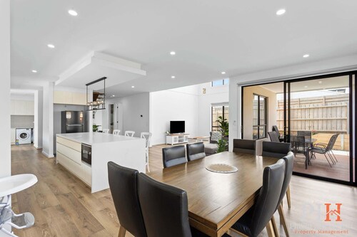 Spacious Central 2 story Luxury with views