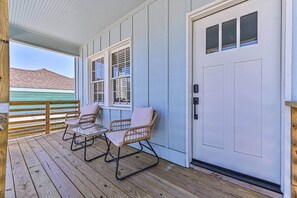 Terrace/patio - Seaside Villa-Walk to beach! Close to attractions! (Galveston)