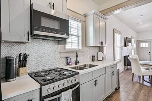 Fridge, microwave, oven, stovetop - Seaside Villa-Walk to beach! Close to attractions! (Galveston)