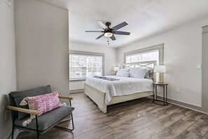 2 bedrooms, iron/ironing board, WiFi, bed sheets - Seaside Villa-Walk to beach! Close to attractions! (Galveston)