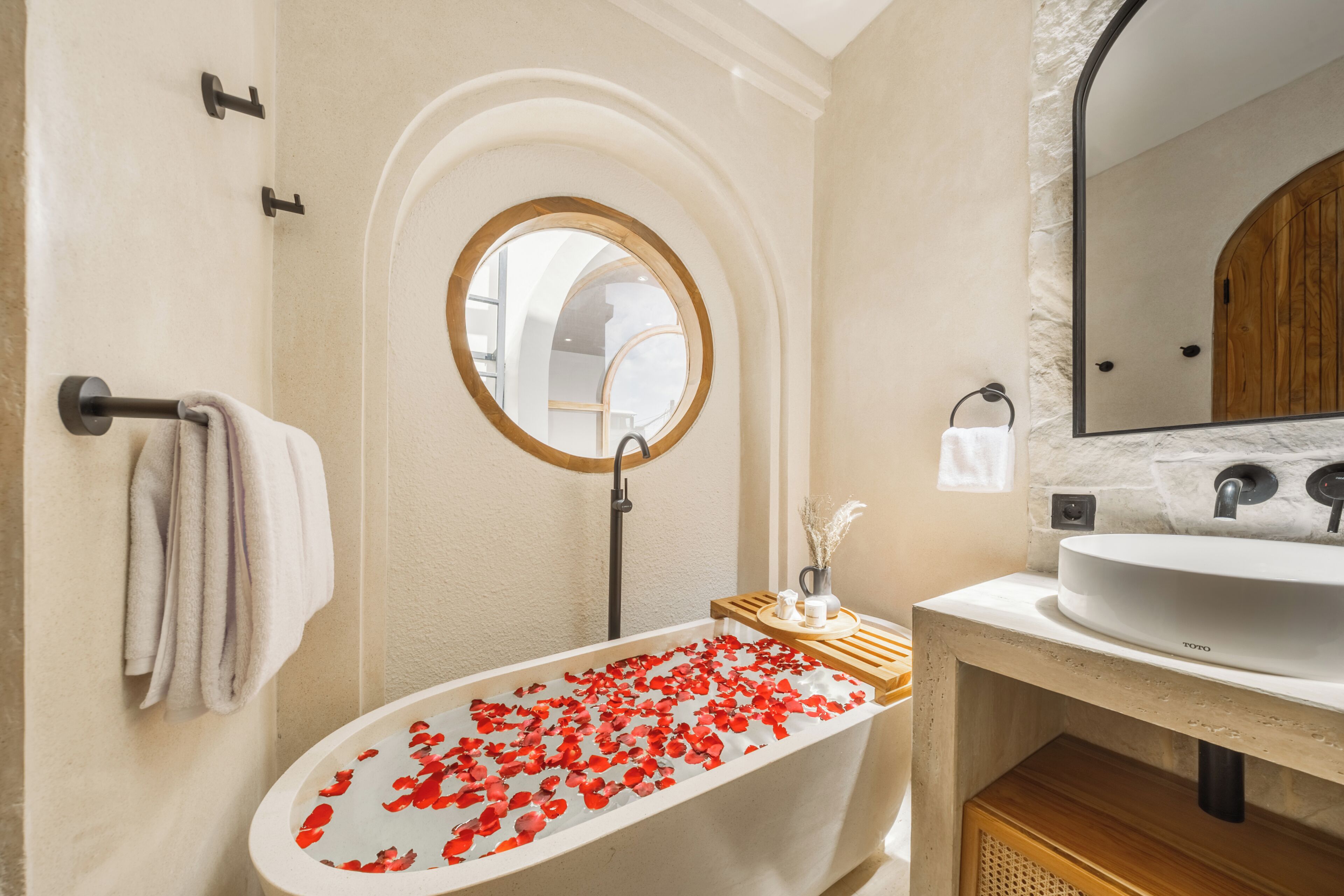 Villa Signature | Baño | Bañera y ducha independientes y artículos de higiene personal gratuitos