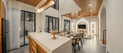 Villa Prestigio | Cocineta privada | Refrigerador, microondas, parrilla de estufa y lavavajillas