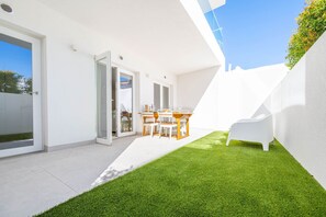 Outdoor dining - Tavira Historic Centre with Pool & Patios (Tavira)