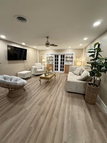 Spa Beach Retreat • Sleeps 10 • 8 min to Beach