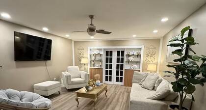 Spa Beach Retreat • Sleeps 10 • 8 min to Beach