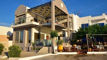 Apartamento, patio, vistas al mar | Exterior