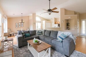 Living area - Cozy 3BR/2BA in North Lake Area (Charlotte)