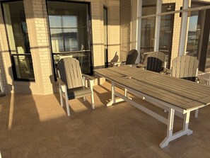 Outdoor dining - Spacious 6-bedroom house on lake with extra large kitchen and great swimming. (Corsicana)