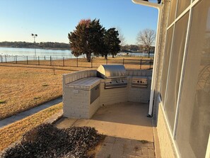 Terrace/patio - Spacious 6-bedroom house on lake with extra large kitchen and great swimming. (Corsicana)