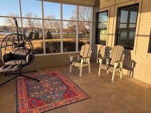 Terrace/patio - Spacious 6-bedroom house on lake with extra large kitchen and great swimming. (Corsicana)
