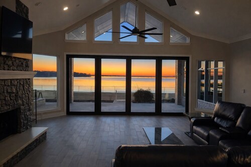 Spacious 6-bedroom house on lake with extra large kitchen and great swimming.