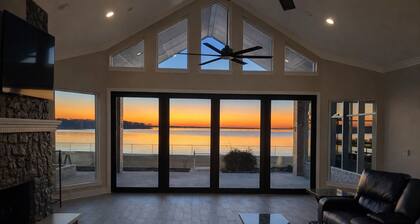 Spacious 6-bedroom house on lake with extra large kitchen and great swimming.