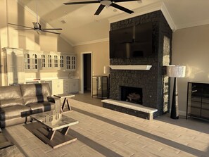 Smart TV - Spacious 6-bedroom house on lake with extra large kitchen and great swimming. (Corsicana)