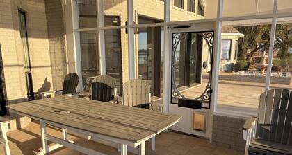 Spacious 6-bedroom house on lake with extra large kitchen and great swimming.
