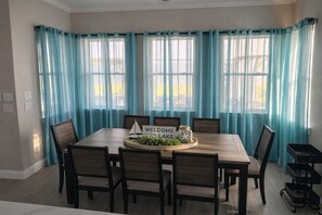 Dining - Spacious 6-bedroom house on lake with extra large kitchen and great swimming. (Corsicana)