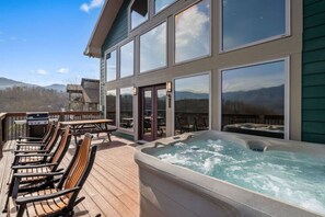 Outdoor spa tub - VIEWS/Hot Tub/Fire Pit/Game Room/Daybed Swing - Three Bears Chalet (Gatlinburg)