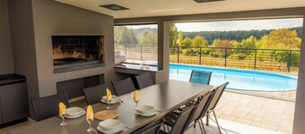 Familienfreundliche Villa am Hügel mit Pool, Whirlpool, Sauna, Terrasse und Blick auf Medvednica.