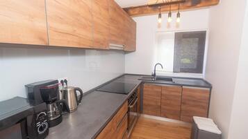 Coffee/tea maker, fridge, microwave, oven