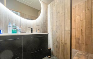 Shower - Stunning home in Montaren St Mediers (Montaren St Mediers)