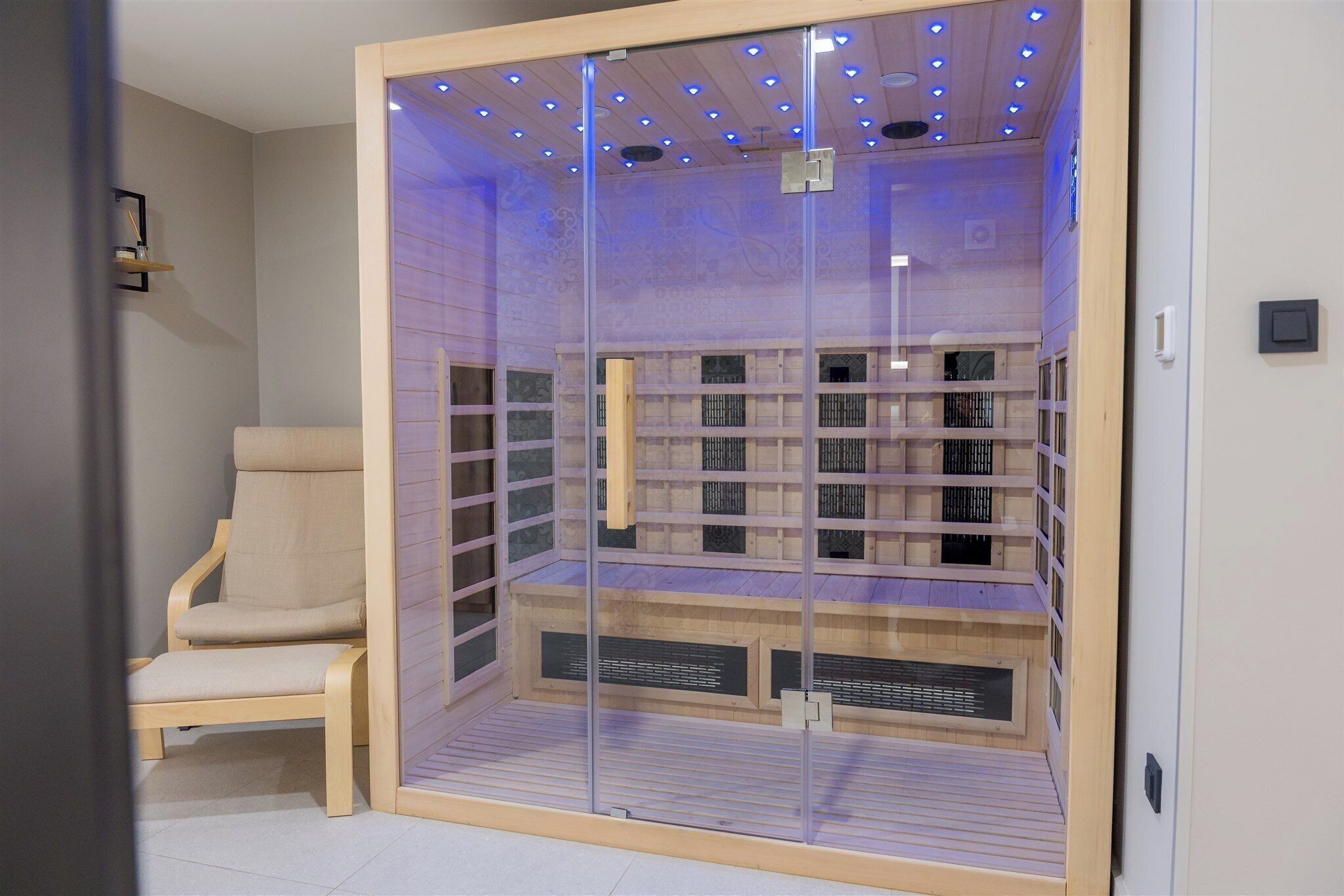 Una sauna con banco de madera y cerramiento de vidrio.