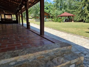 Terrace/patio - Relax with jacuzzi, pool and authentic Slavonian charm (Požega)