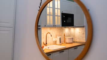 Kühlschrank, Mikrowelle, Herdplatte, Geschirrspüler